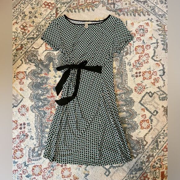Emma & Michele Green Pattern T-shirt dress with waist tie Large - Picture 1 of 4